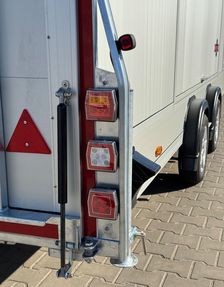 DEBON C2000 - zamknięta przyczepa do przewozu aut, 550 x 215 cm, 3500kg, felgi ALU, wciągarka elektryczna - Прицеп-автовоз: фото 5 DEBON C2000 - zamknięta przyczepa do przewozu aut, 550 x 215 cm, 3500kg, felgi ALU, wciągarka elektryczna - Прицеп-автовоз: фото 5