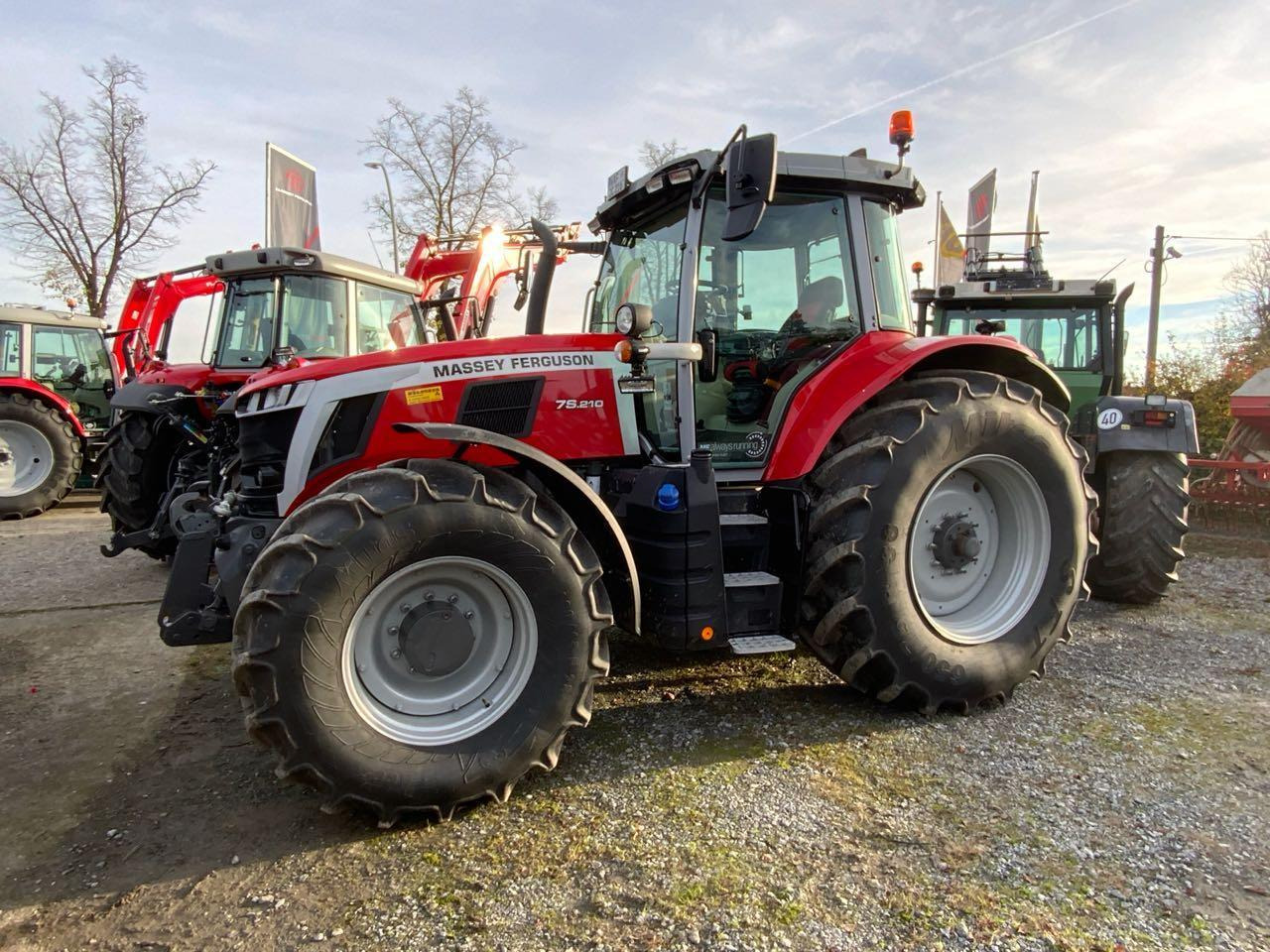 Massey Ferguson MF 7S.210 DYNA-VT - Трактор: фото 2 Massey Ferguson MF 7S.210 DYNA-VT - Трактор: фото 2
