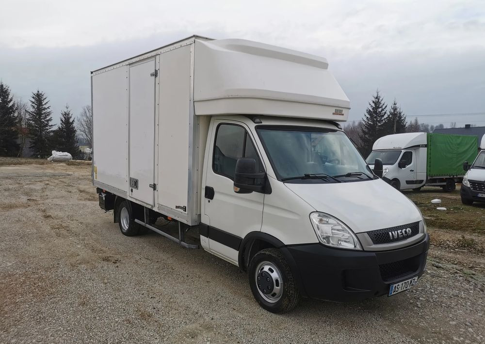 Iveco 3.0-150KM Daily 35C15 Kontener winda Dhollandia 750kg długi 35-150 Klimatyzacja długi rozstaw - Фургон с закрытым кузовом: фото 1 Iveco 3.0-150KM Daily 35C15 Kontener winda Dhollandia 750kg długi 35-150 Klimatyzacja długi rozstaw - Фургон с закрытым кузовом: фото 1