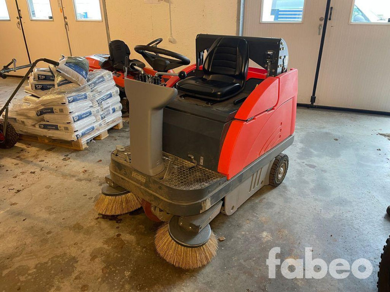 Hako Sweepmaster B980 RH - Подметально-уборочная машина: фото 1 Hako Sweepmaster B980 RH - Подметально-уборочная машина: фото 1