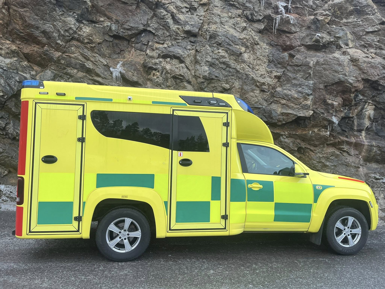 VOLKSWAGEN Amarok 4motion - Машина скорой помощи: фото 4 VOLKSWAGEN Amarok 4motion - Машина скорой помощи: фото 4