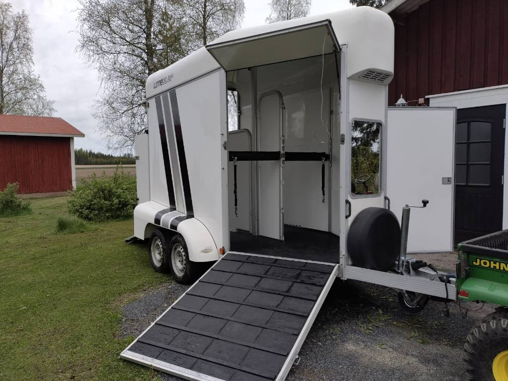 Umeå A45 Hevostraileri, etupurku - Прицеп для перевозки животных: фото 1 Umeå A45 Hevostraileri, etupurku - Прицеп для перевозки животных: фото 1