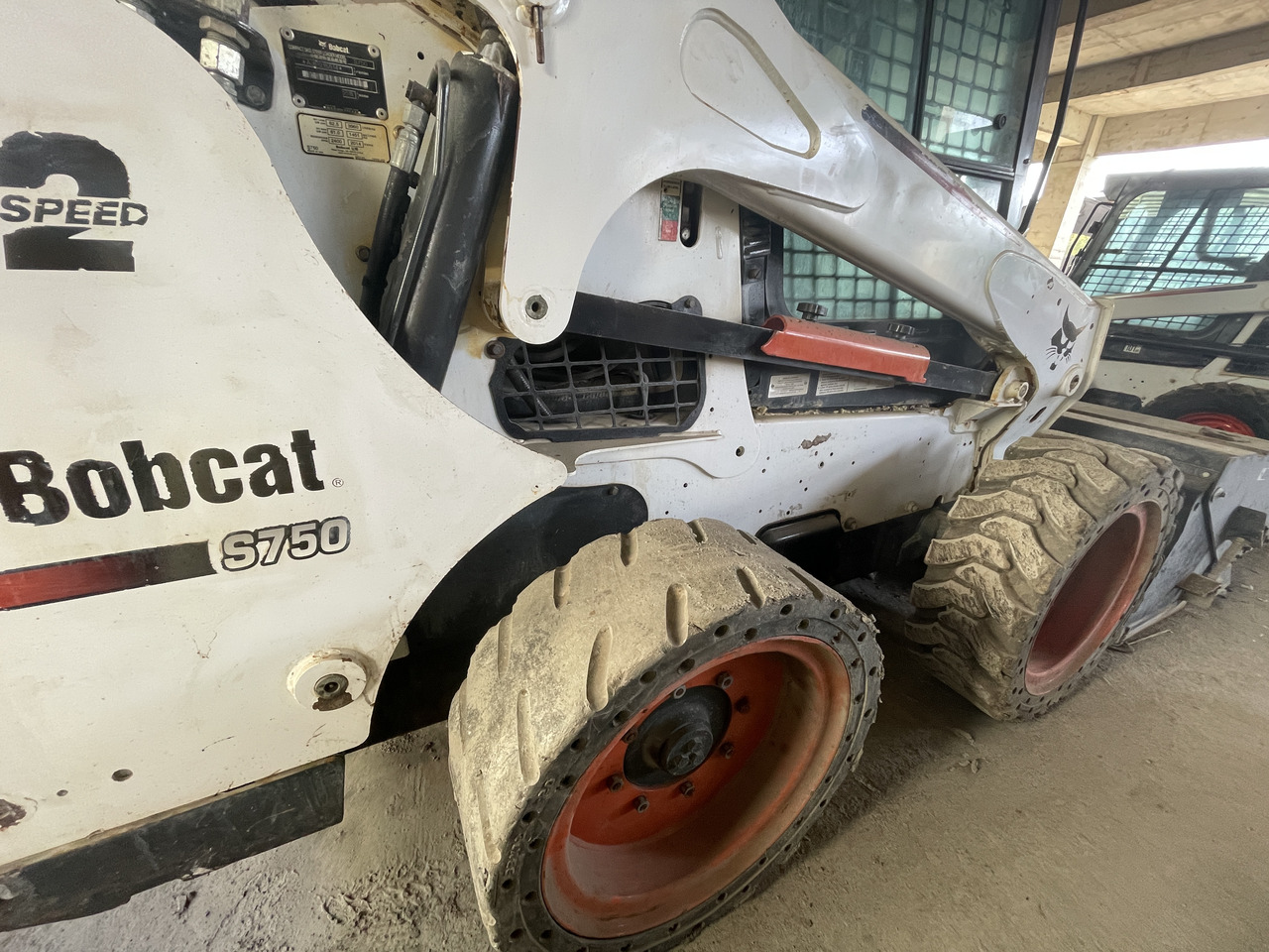 Bobcat S750 - Мини-погрузчик с бортовым поворотом: фото 4 Bobcat S750 - Мини-погрузчик с бортовым поворотом: фото 4