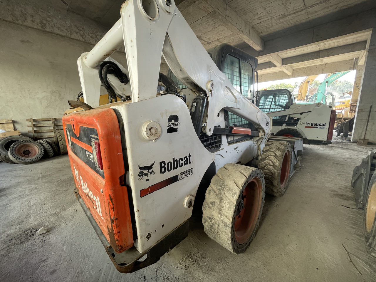 Bobcat S750 - Мини-погрузчик с бортовым поворотом: фото 2 Bobcat S750 - Мини-погрузчик с бортовым поворотом: фото 2