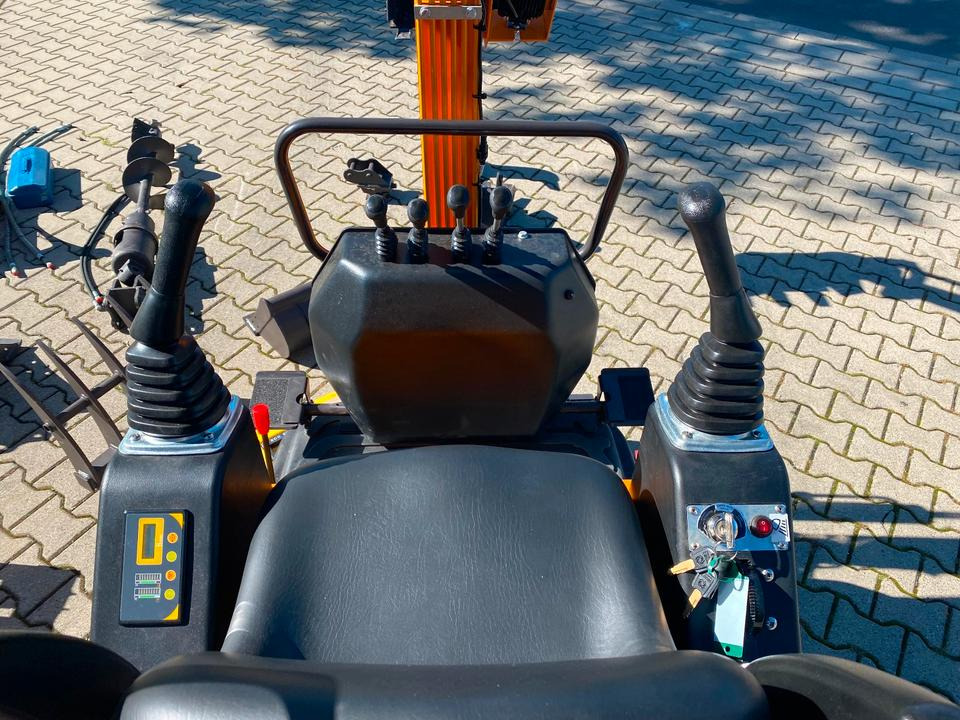 Minibagger BK1300JSR + Zubehör *INKL.19% MWST*BERGER KRAUS*KUBOTA*JOYSTICK*SCHENKWARM*SOFORT!* - Мини-экскаватор: фото 5 Minibagger BK1300JSR + Zubehör *INKL.19% MWST*BERGER KRAUS*KUBOTA*JOYSTICK*SCHENKWARM*SOFORT!* - Мини-экскаватор: фото 5