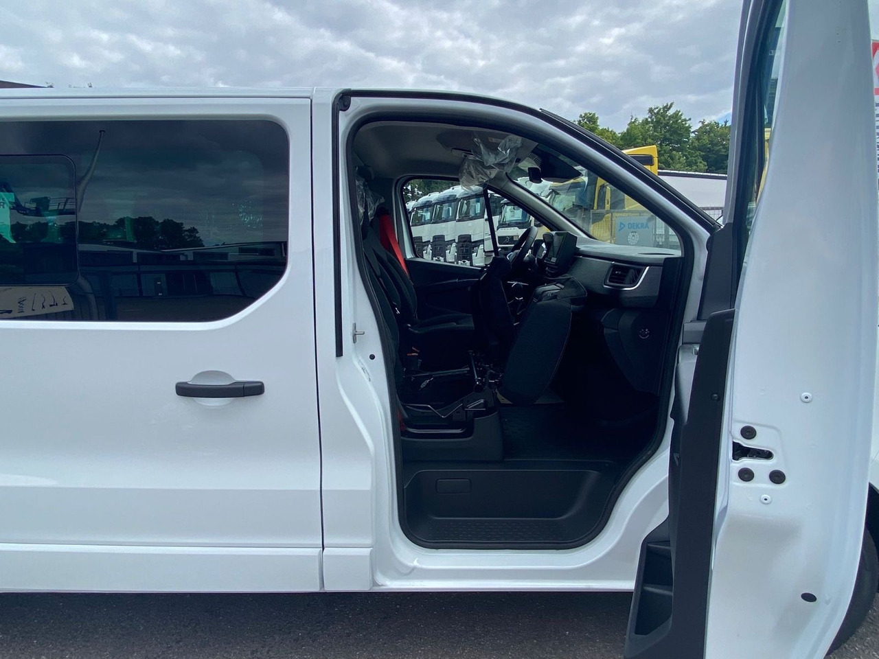 Renault TRAFIC RED KOMBI - Микроавтобус, Пассажирский фургон: фото 3 Renault TRAFIC RED KOMBI - Микроавтобус, Пассажирский фургон: фото 3