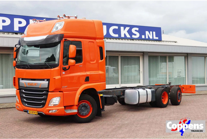 DAF CF 450 Chassis Cabine Slaap Cabine 2x Bed - Грузовик-шасси: фото 1 DAF CF 450 Chassis Cabine Slaap Cabine 2x Bed - Грузовик-шасси: фото 1