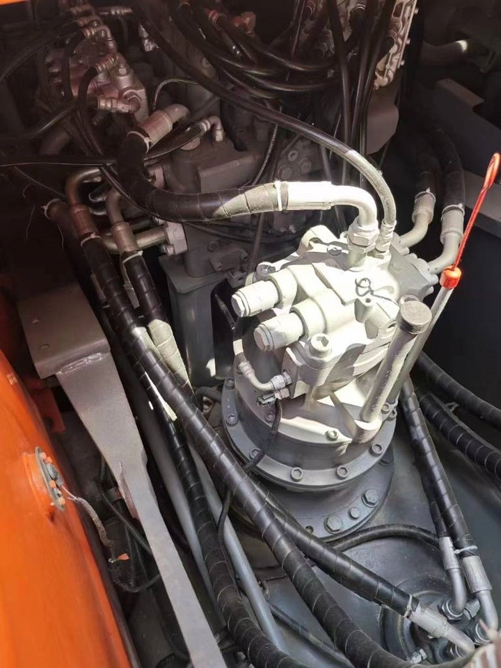 Hitachi ZX200 - Гусеничный экскаватор: фото 3 Hitachi ZX200 - Гусеничный экскаватор: фото 3