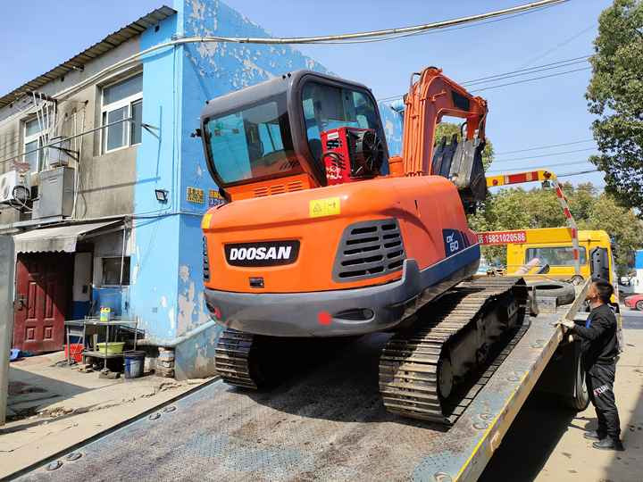 Awesome Performance Korea Imported Small Scale Used Doosan Dh60 Dh55 Dh150 Dx60 Dx225 Excavator nice condition - Гусеничный экскаватор: фото 2 Awesome Performance Korea Imported Small Scale Used Doosan Dh60 Dh55 Dh150 Dx60 Dx225 Excavator nice condition - Гусеничный экскаватор: фото 2