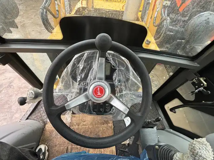 HT636 Mini Tractor with Front End Loader and Backhoe Efficient Cat 420F2 Backhoe Loader Weichai Engine New Condition в лизинг HT636 Mini Tractor with Front End Loader and Backhoe Efficient Cat 420F2 Backhoe Loader Weichai Engine New Condition: фото 6