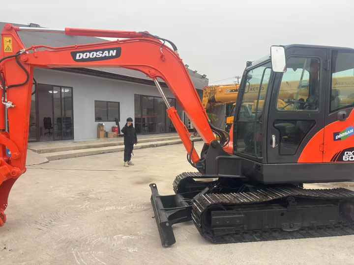 High Quality Hot Selling 6ton Second Hand Excavator Machine Mini Small Excavator DX60-9C Used Doosan Excavator for Sale DX60 - Экскаватор: фото 4 High Quality Hot Selling 6ton Second Hand Excavator Machine Mini Small Excavator DX60-9C Used Doosan Excavator for Sale DX60 - Экскаватор: фото 4