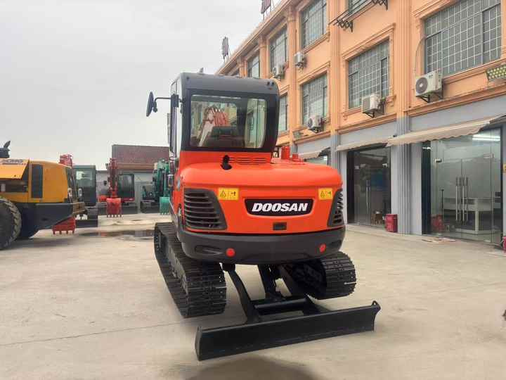 High Quality Hot Selling 6ton Second Hand Excavator Machine Mini Small Excavator DX60-9C Used Doosan Excavator for Sale DX60 - Экскаватор: фото 2 High Quality Hot Selling 6ton Second Hand Excavator Machine Mini Small Excavator DX60-9C Used Doosan Excavator for Sale DX60 - Экскаватор: фото 2