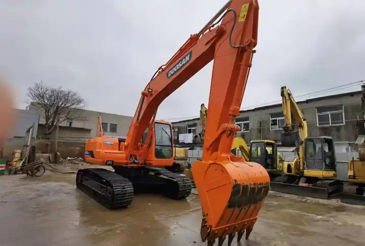 Used Doosan DH220-7 excavator on sale with manual engine made in Korea - Гусеничный экскаватор: фото 4 Used Doosan DH220-7 excavator on sale with manual engine made in Korea - Гусеничный экскаватор: фото 4