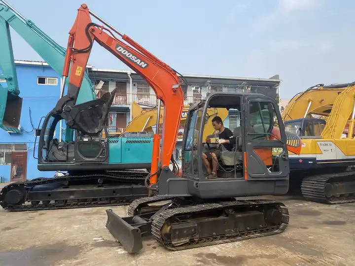 Used doosan 6ton dx60 excavator on sale in stock - Гусеничный экскаватор: фото 5 Used doosan 6ton dx60 excavator on sale in stock - Гусеничный экскаватор: фото 5