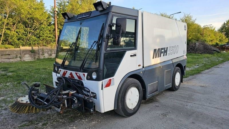 Mfh 5500 sweeper - with air conditionier - Подметально-уборочная машина: фото 2 Mfh 5500 sweeper - with air conditionier - Подметально-уборочная машина: фото 2