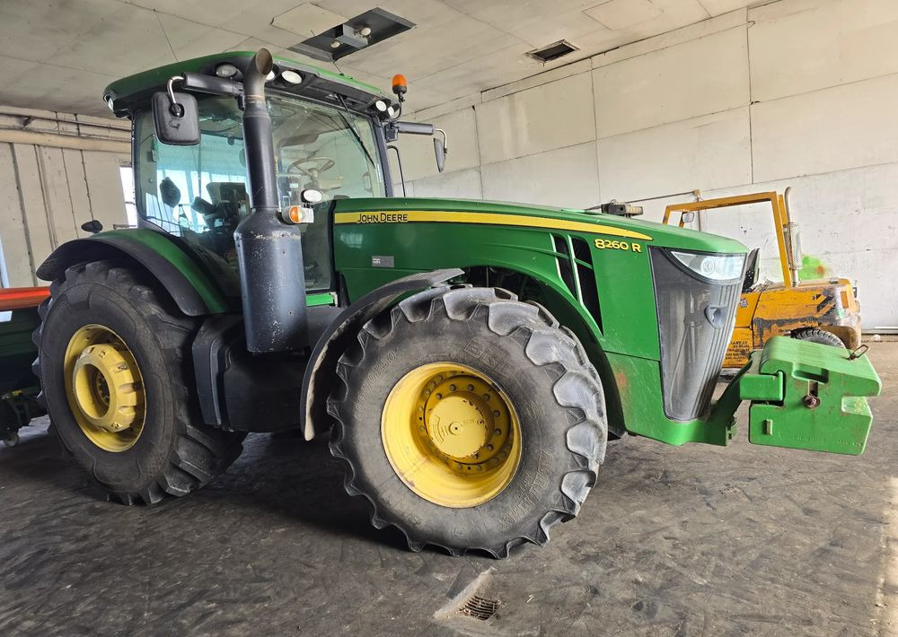 John Deere 8260R - Трактор: фото 2 John Deere 8260R - Трактор: фото 2