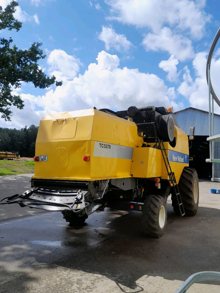 New Holland TC5070 - Зерноуборочный комбайн: фото 4 New Holland TC5070 - Зерноуборочный комбайн: фото 4