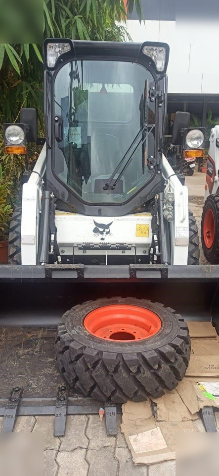 BOBCAT S450 - Мини-погрузчик с бортовым поворотом: фото 1 BOBCAT S450 - Мини-погрузчик с бортовым поворотом: фото 1
