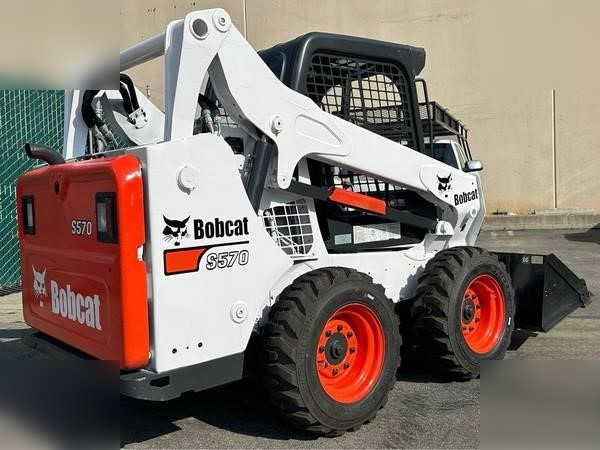 BOBCAT S590 - Мини-погрузчик с бортовым поворотом: фото 1 BOBCAT S590 - Мини-погрузчик с бортовым поворотом: фото 1