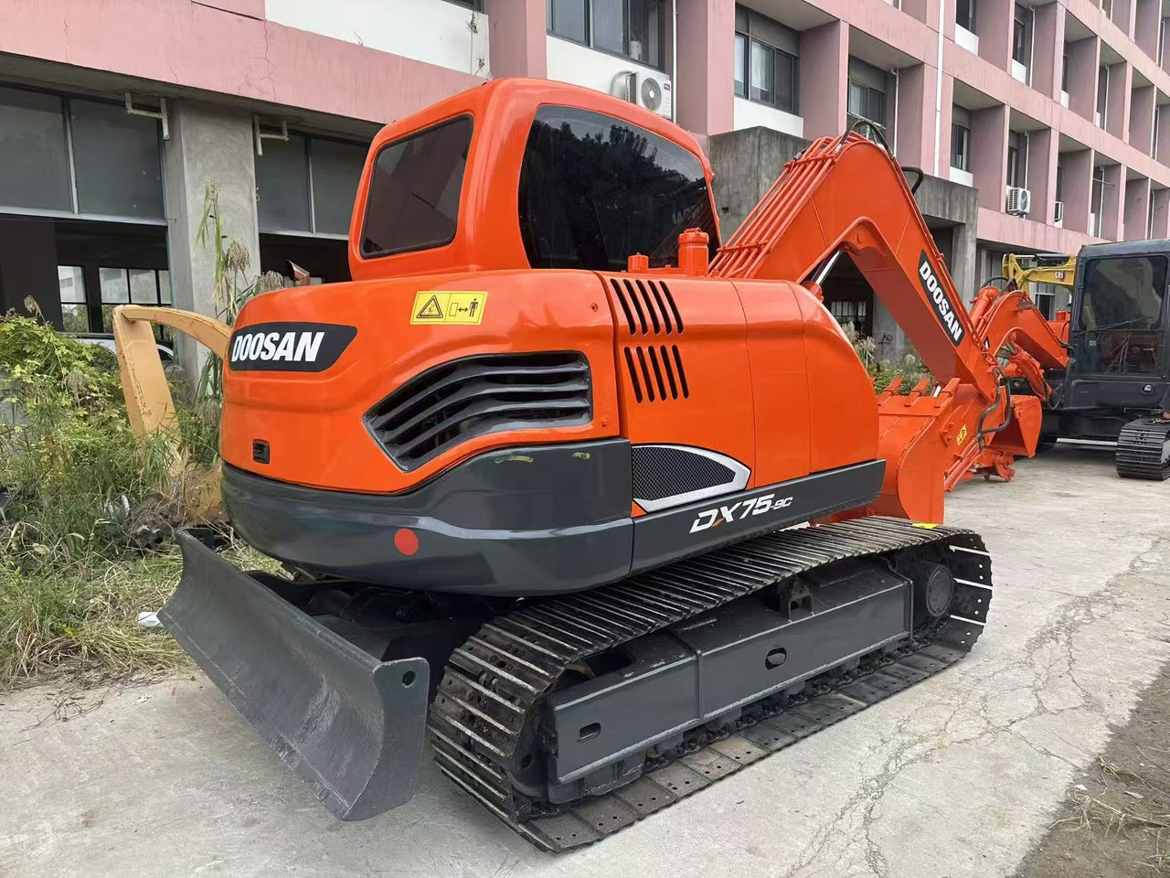 Doosan DX75 - Гусеничный экскаватор: фото 1 Doosan DX75 - Гусеничный экскаватор: фото 1