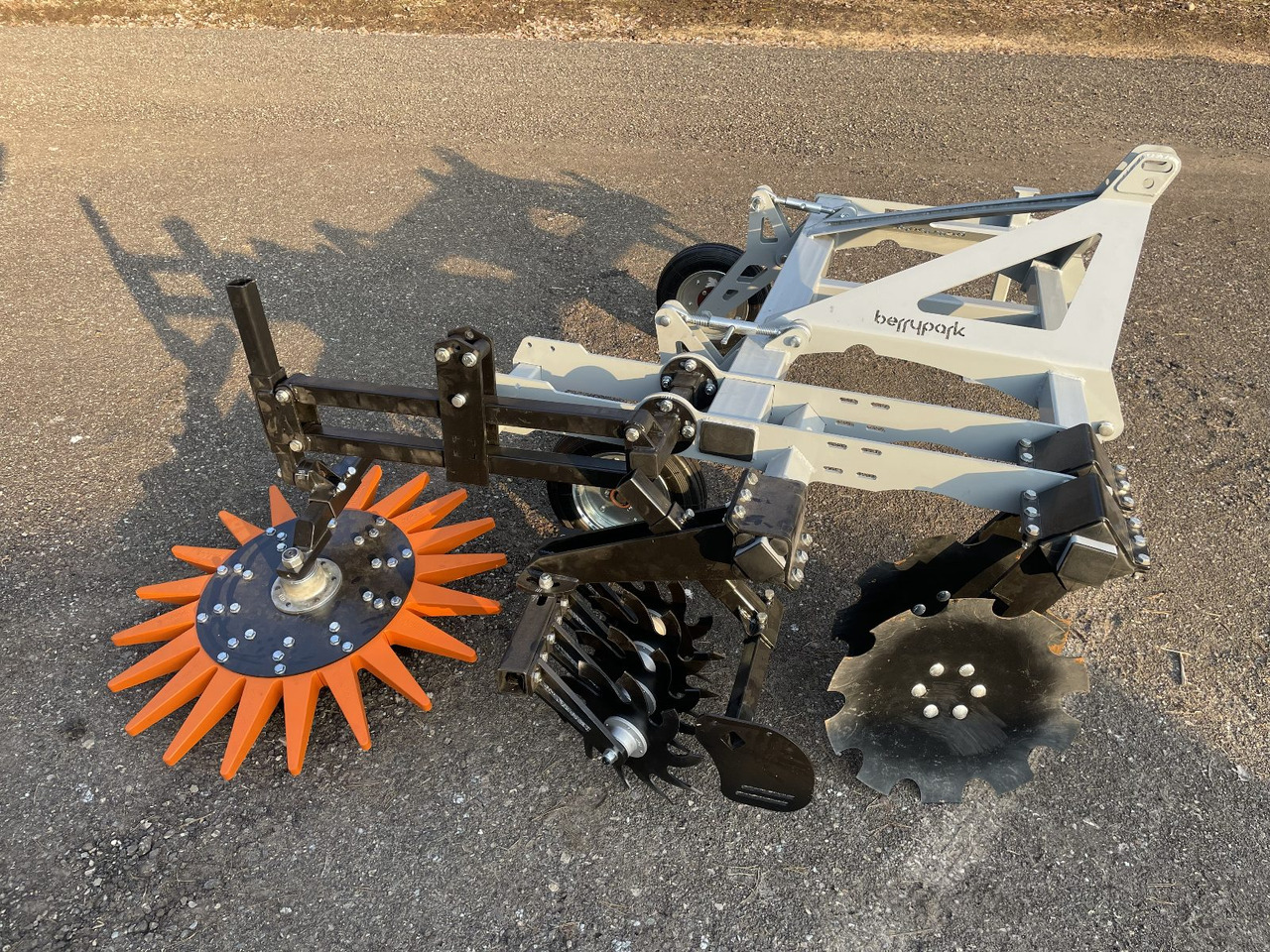 Berrypark Roll- und Fingerhacke / Orchard Weeder / Sarcleuse arboricole / Pielnik sadowniczy - Культиватор: фото 2 Berrypark Roll- und Fingerhacke / Orchard Weeder / Sarcleuse arboricole / Pielnik sadowniczy - Культиватор: фото 2