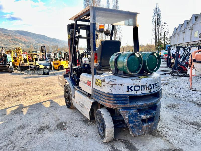 KOMATSU Chariot élévateur à gaz FG25T-11E (AVEC PINCE) - Газовый погрузчик: фото 2 KOMATSU Chariot élévateur à gaz FG25T-11E (AVEC PINCE) - Газовый погрузчик: фото 2