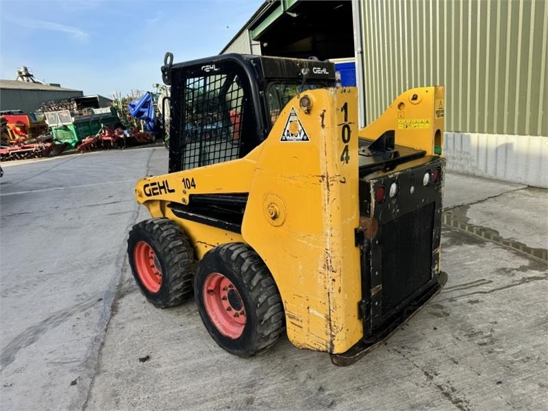 Gehl R165 Skid Steer - Мини-погрузчик с бортовым поворотом: фото 2 Gehl R165 Skid Steer - Мини-погрузчик с бортовым поворотом: фото 2