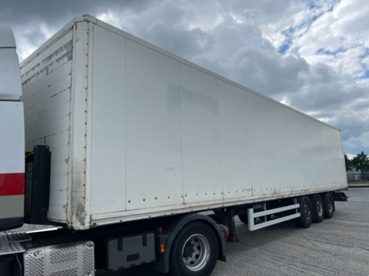Kögel 2x lift axle, SAF disc - Полуприцеп-фургон: фото 1 Kögel 2x lift axle, SAF disc - Полуприцеп-фургон: фото 1
