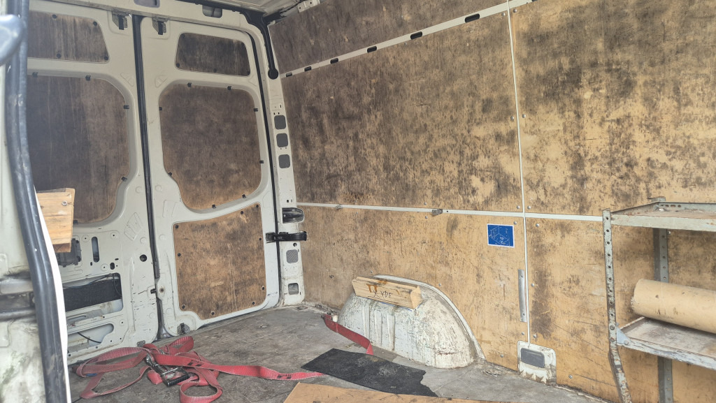 VW Crafter 2.5 Diesel Rost ja, technisch super, HU neu 01 2025 - Цельнометаллический фургон: фото 4 VW Crafter 2.5 Diesel Rost ja, technisch super, HU neu 01 2025 - Цельнометаллический фургон: фото 4