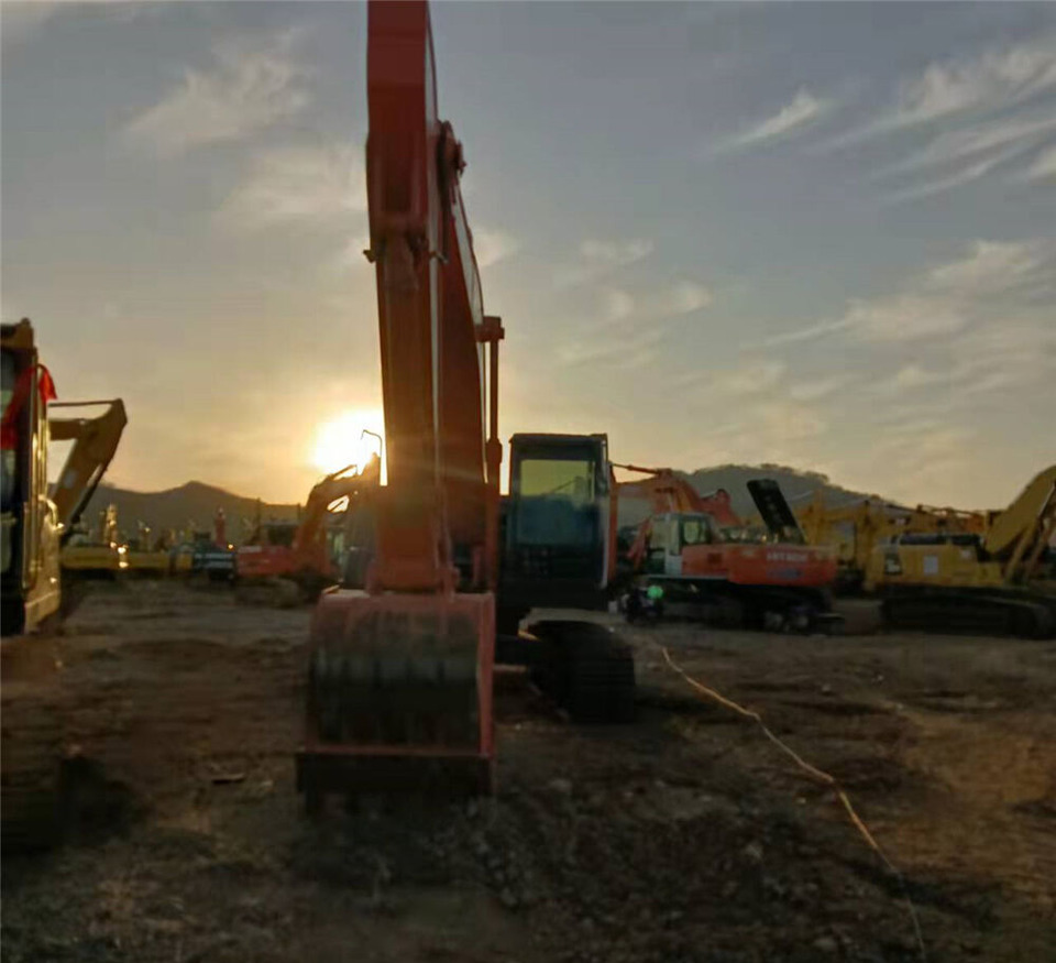 Hitachi ZX210 - Гусеничный экскаватор: фото 4 Hitachi ZX210 - Гусеничный экскаватор: фото 4