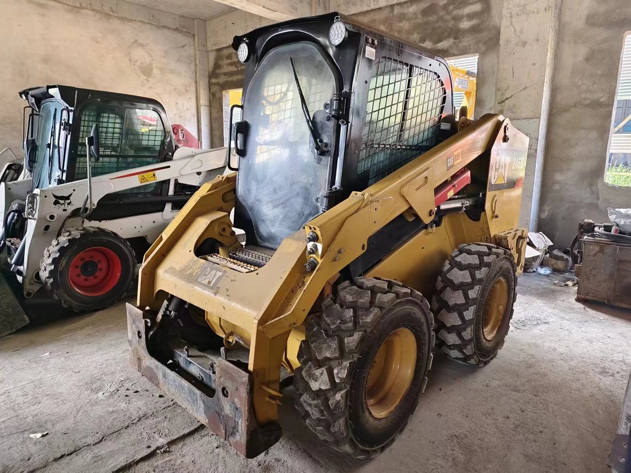 CATERPILLAR 246D - Мини-погрузчик с бортовым поворотом: фото 4 CATERPILLAR 246D - Мини-погрузчик с бортовым поворотом: фото 4