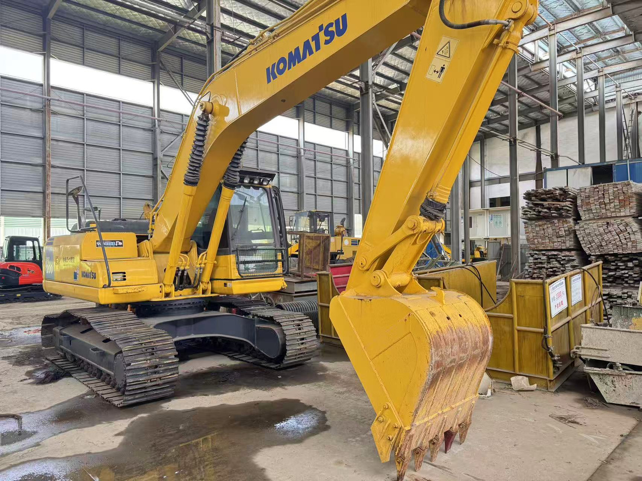 KOMATSU PC200-8 - Гусеничный экскаватор: фото 3 KOMATSU PC200-8 - Гусеничный экскаватор: фото 3