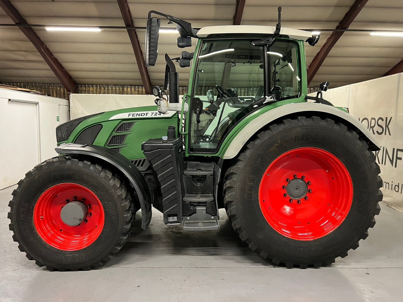 Fendt 724 Vario #TAR INNBYTTE# KAN LEVERES MED ANDRE DEKK# - Трактор: фото 1 Fendt 724 Vario #TAR INNBYTTE# KAN LEVERES MED ANDRE DEKK# - Трактор: фото 1