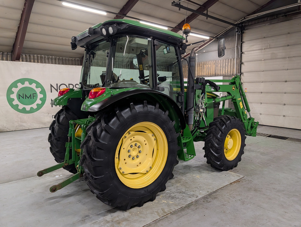 John Deere 5085M - Трактор: фото 5 John Deere 5085M - Трактор: фото 5