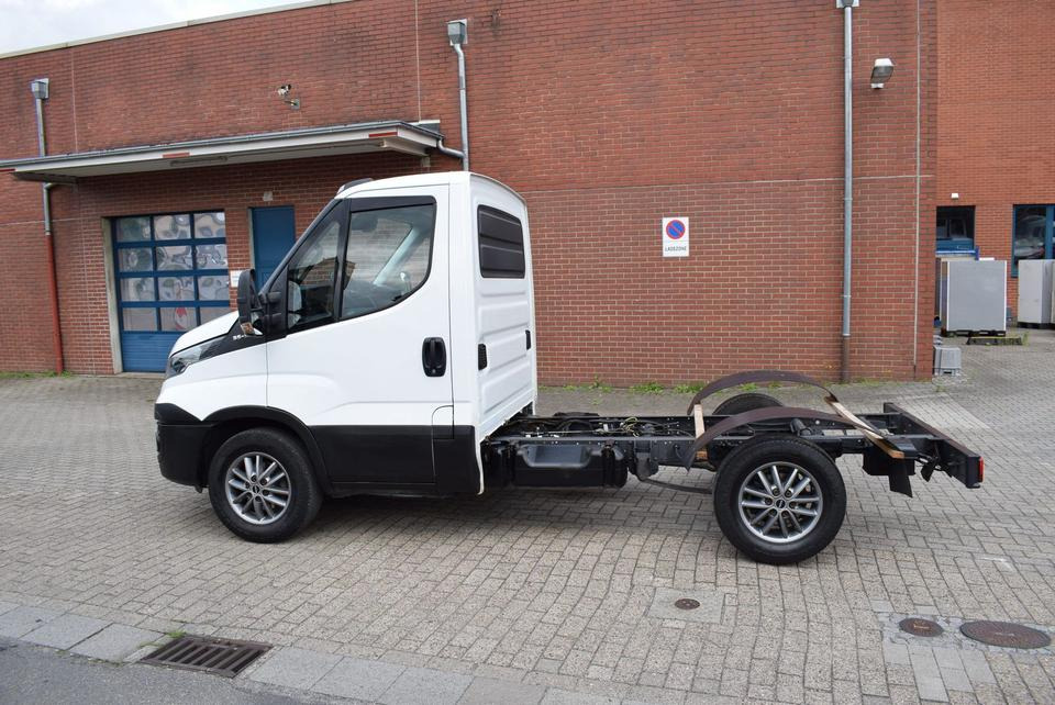 Iveco Daily 35 S21 3,0 Automatik Luftfederung Tempomat - Грузовик-шасси, Коммерческий автомобиль: фото 3 Iveco Daily 35 S21 3,0 Automatik Luftfederung Tempomat - Грузовик-шасси, Коммерческий автомобиль: фото 3