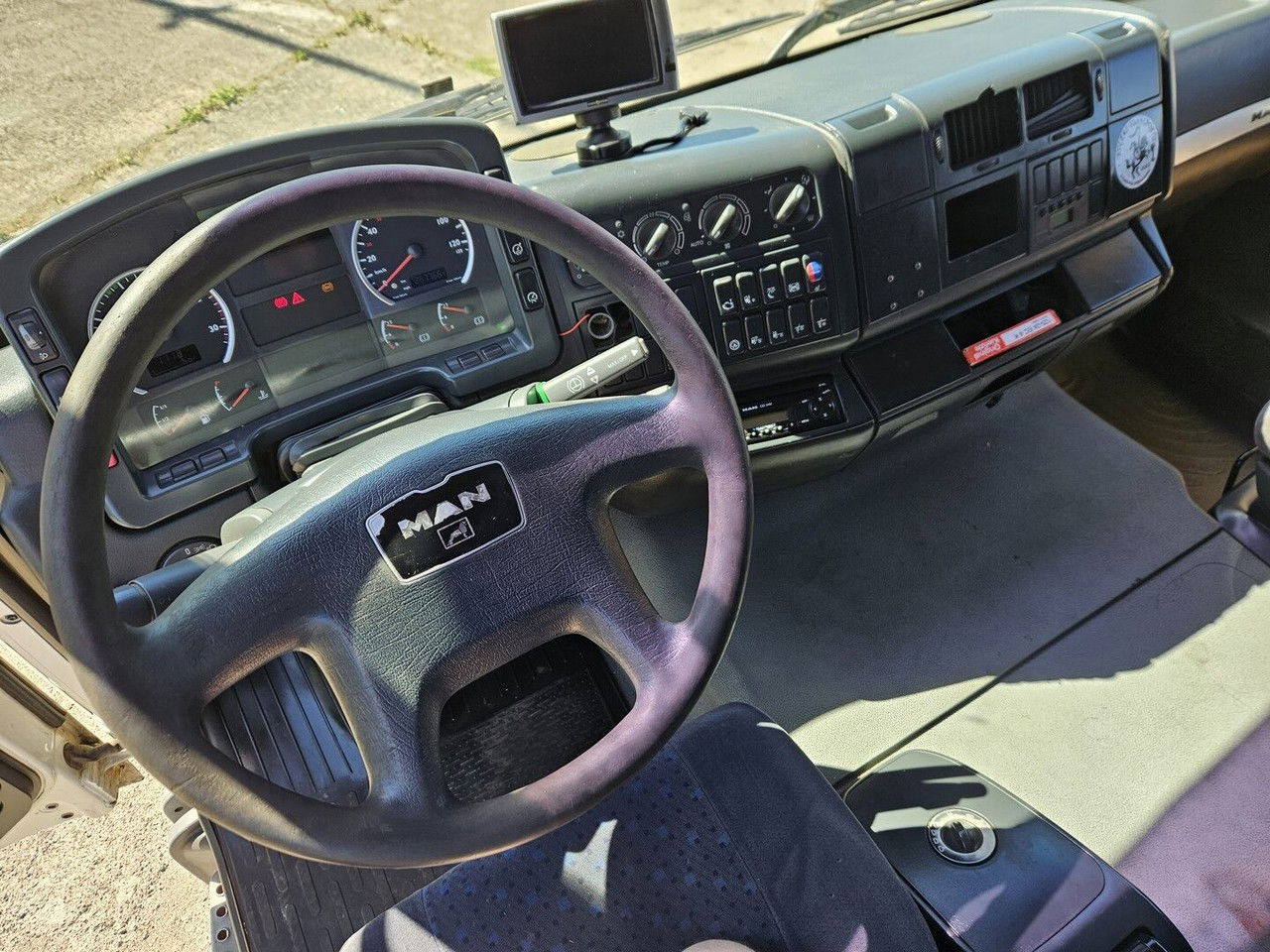 Тягач MAN 18.413 FLS - Manual pump and injectors, Intarder, Airco: фото 11 Тягач MAN 18.413 FLS - Manual pump and injectors, Intarder, Airco: фото 11