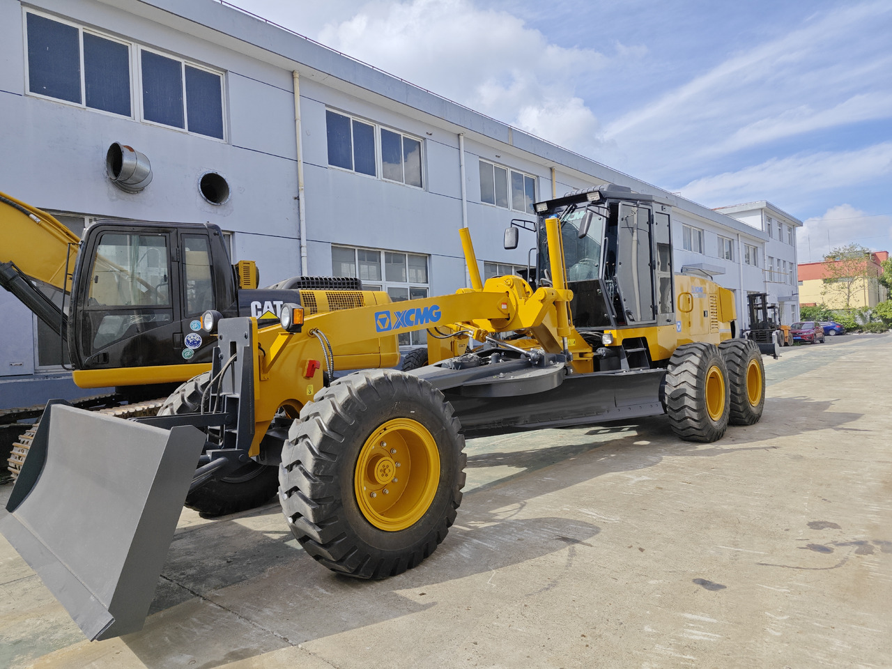 XCMG GR215 used motor grader - Грейдер: фото 1 XCMG GR215 used motor grader - Грейдер: фото 1