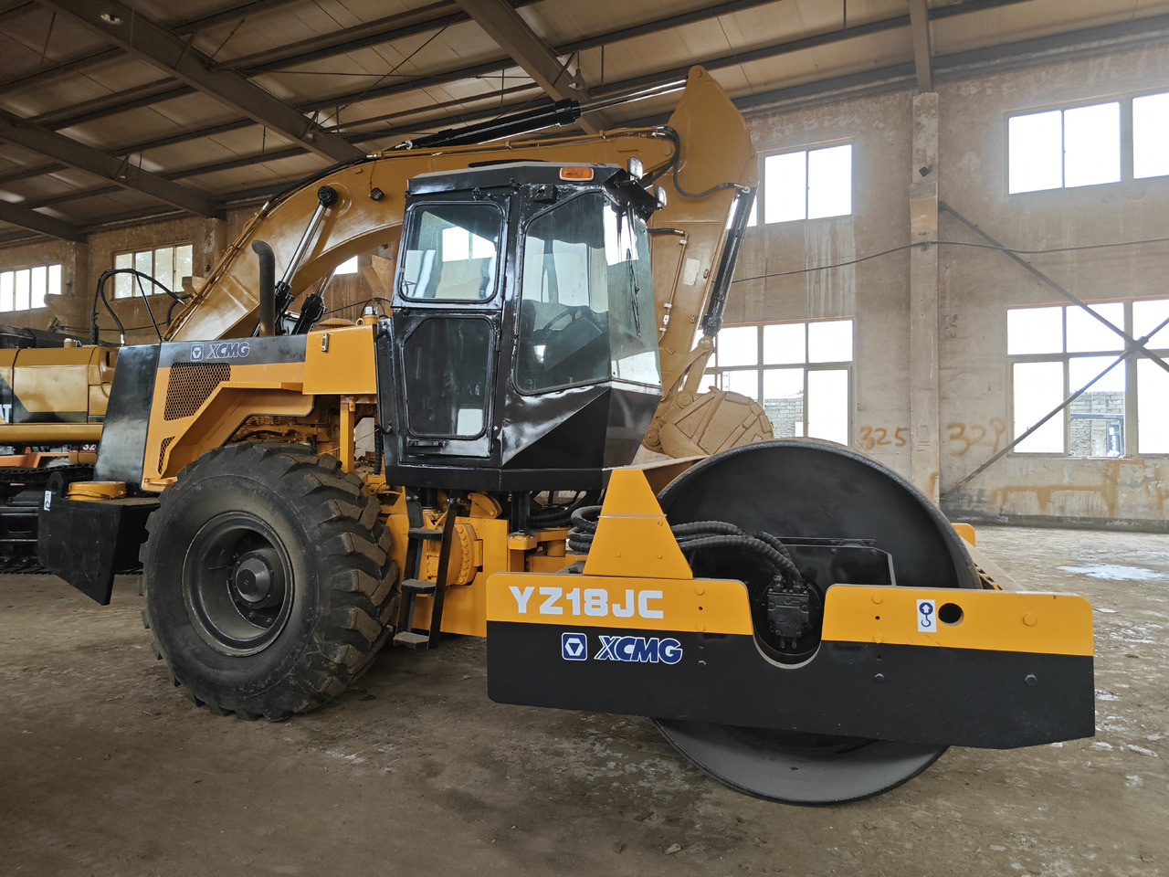 XCMG YZ18JC Used xcmg road roller/compactor - Дорожный каток: фото 4 XCMG YZ18JC Used xcmg road roller/compactor - Дорожный каток: фото 4