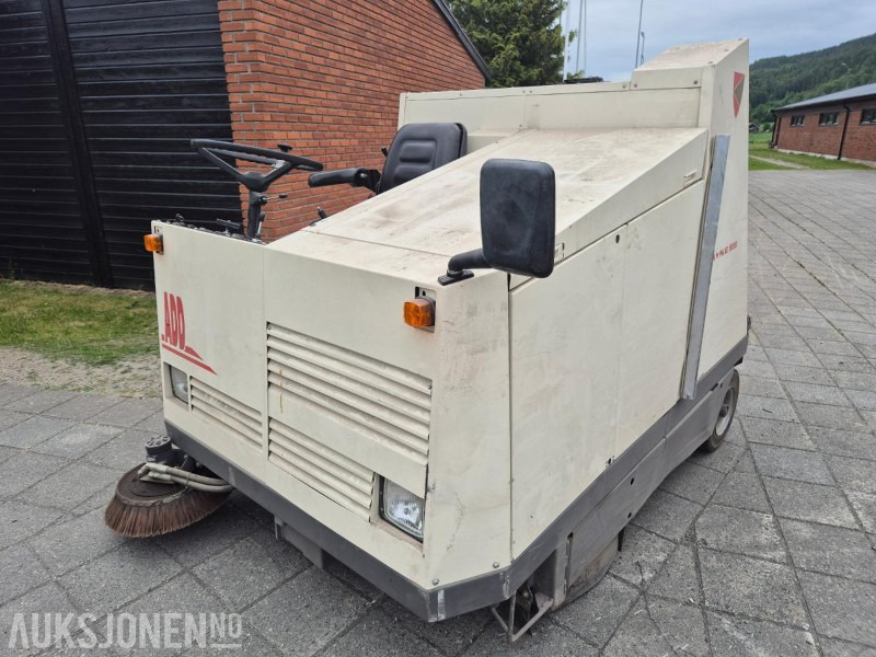 1995 Andre Wayne 928 D, dieseldrevet feiemaskin med oppsamler og tipp - Строительное оборудование: фото 1 1995 Andre Wayne 928 D, dieseldrevet feiemaskin med oppsamler og tipp - Строительное оборудование: фото 1
