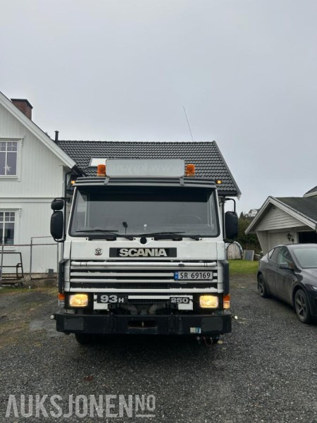 1995 Scania P93 tippbil med kran - Самосвал: фото 2 1995 Scania P93 tippbil med kran - Самосвал: фото 2
