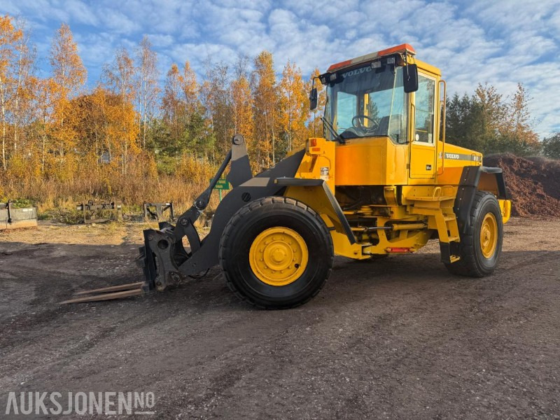 2001 Volvo L90D HJULLASTER SERVICEHISTORIKK 3.FUNKSJON PALLEGAFFEL 12716 TIMER. - Колёсный погрузчик: фото 3 2001 Volvo L90D HJULLASTER SERVICEHISTORIKK 3.FUNKSJON PALLEGAFFEL 12716 TIMER. - Колёсный погрузчик: фото 3