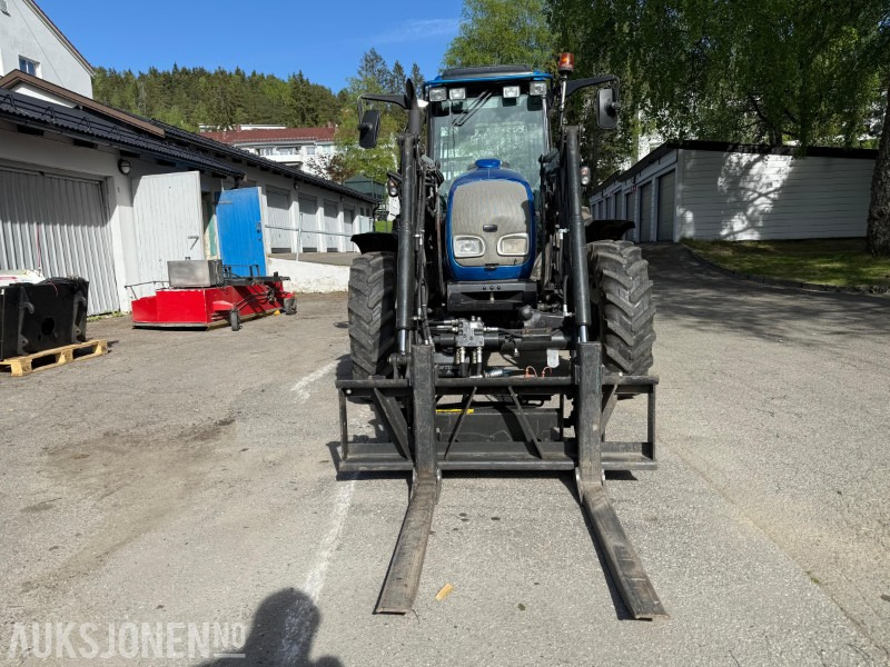 2005 Valtra A85 traktor med frontlaster, snøfres, snøskjær, gafler, skuffe, gruskasse og feieaggregat - Трактор: фото 2 2005 Valtra A85 traktor med frontlaster, snøfres, snøskjær, gafler, skuffe, gruskasse og feieaggregat - Трактор: фото 2