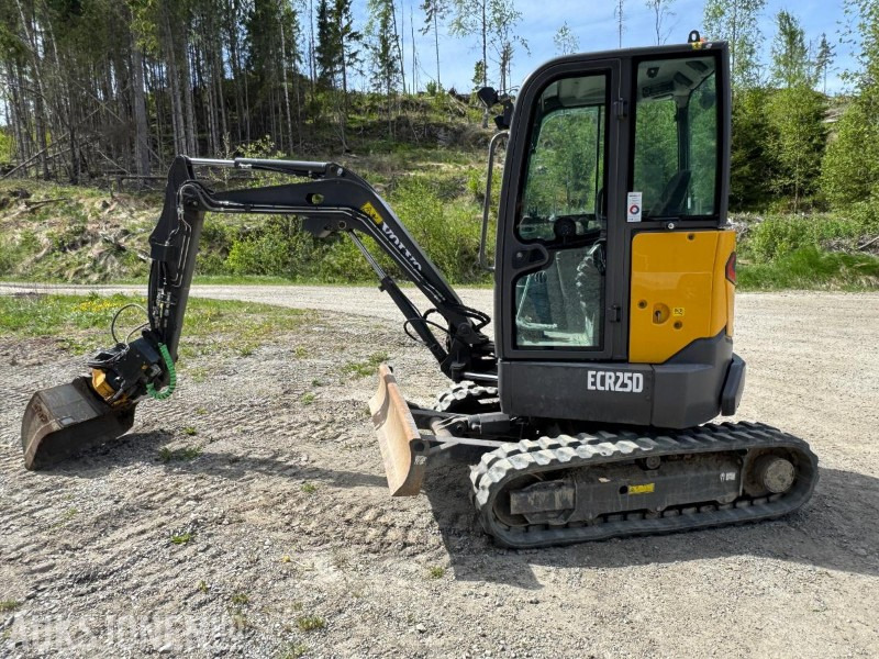2017 Volvo ECR25D m/Engcon tiltrotator, SE-klype, 3 skuffer, vibroplate, 891 timer, Minigraver - Мини-экскаватор: фото 1 2017 Volvo ECR25D m/Engcon tiltrotator, SE-klype, 3 skuffer, vibroplate, 891 timer, Minigraver - Мини-экскаватор: фото 1
