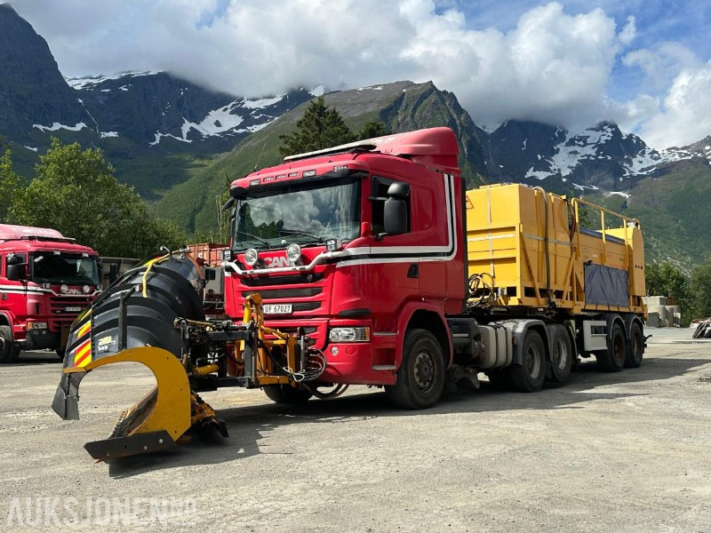 Scania G490 6X2 Euro6 4WD trekkvogn m/kombispreder - GMI V-plog - Klar for brøytesesongen - Коммунальная/ Специальная техника: фото 1 Scania G490 6X2 Euro6 4WD trekkvogn m/kombispreder - GMI V-plog - Klar for brøytesesongen - Коммунальная/ Специальная техника: фото 1