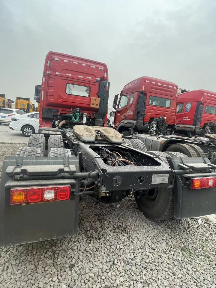 Shacman Slightly Used X3000 X5000 (6*4) Semi Truck Head Tractor Head Tipper Head - Тягач: фото 4 Shacman Slightly Used X3000 X5000 (6*4) Semi Truck Head Tractor Head Tipper Head - Тягач: фото 4