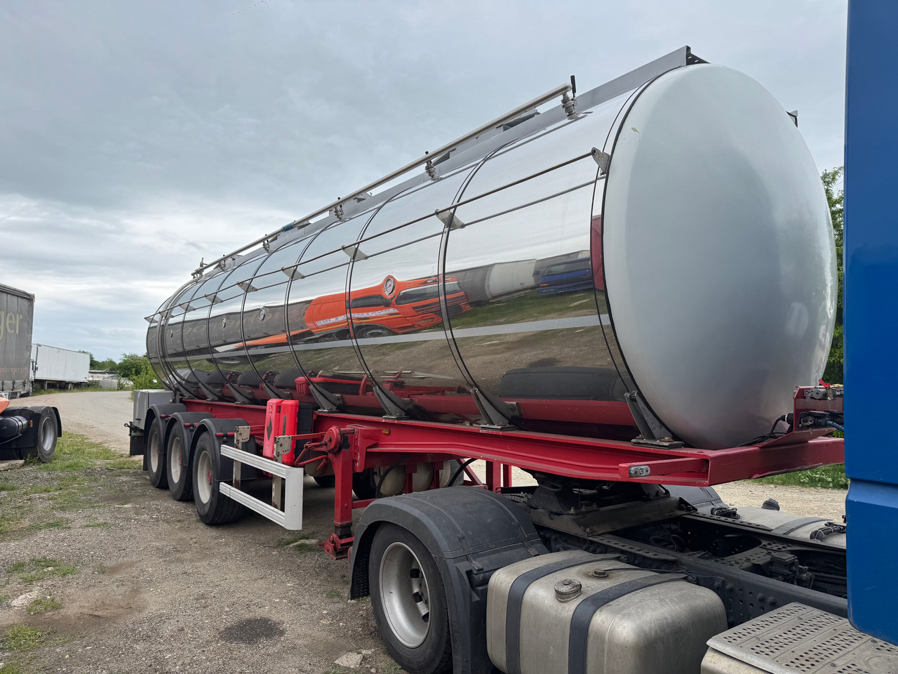 Menci Transport lichide ALIMENTARE - Полуприцеп-цистерна: фото 1 Menci Transport lichide ALIMENTARE - Полуприцеп-цистерна: фото 1