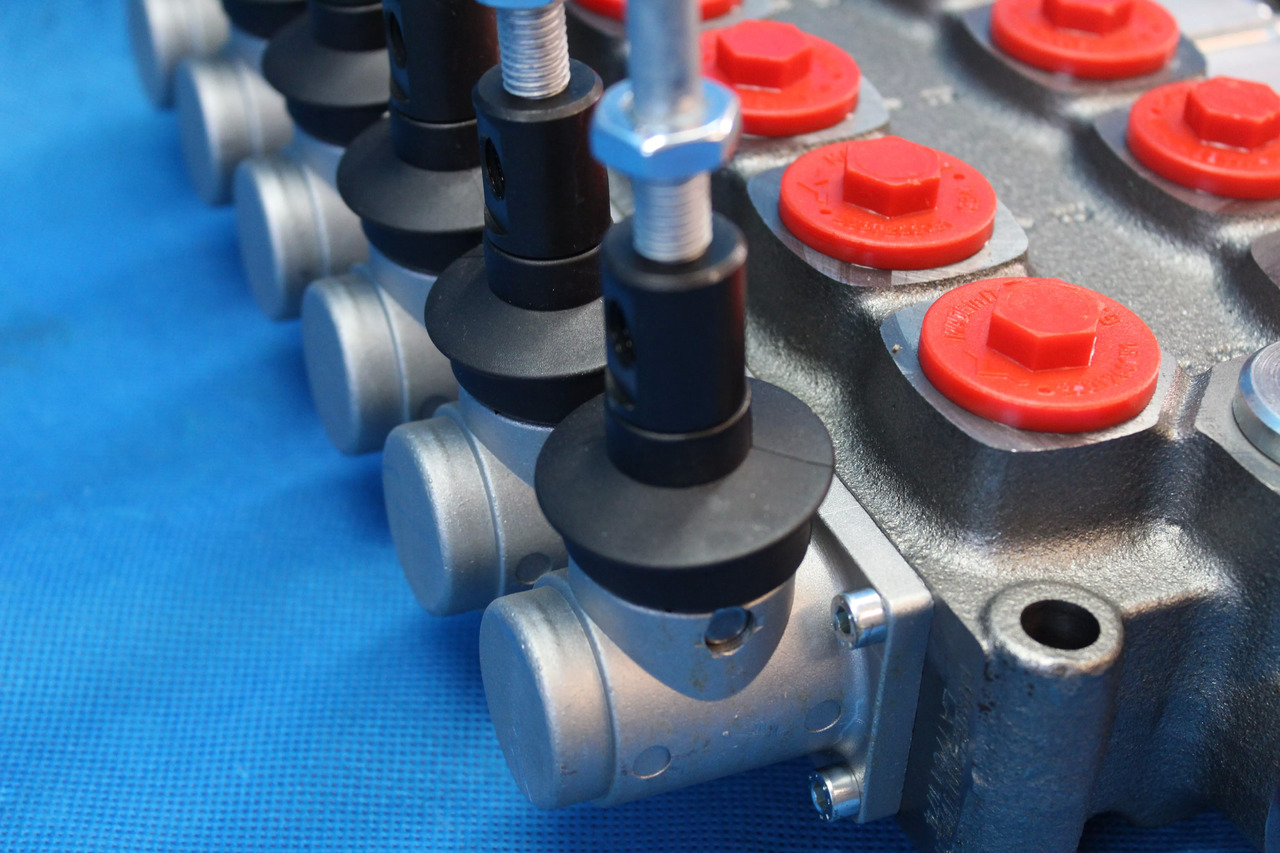 6 Sections Directional Control Valve Galtech Q95 120 l/min 31 GPM Electric solen for HDS-edged and cranes. - Аэродромная техника: фото 2 6 Sections Directional Control Valve Galtech Q95 120 l/min 31 GPM Electric solen for HDS-edged and cranes. - Аэродромная техника: фото 2
