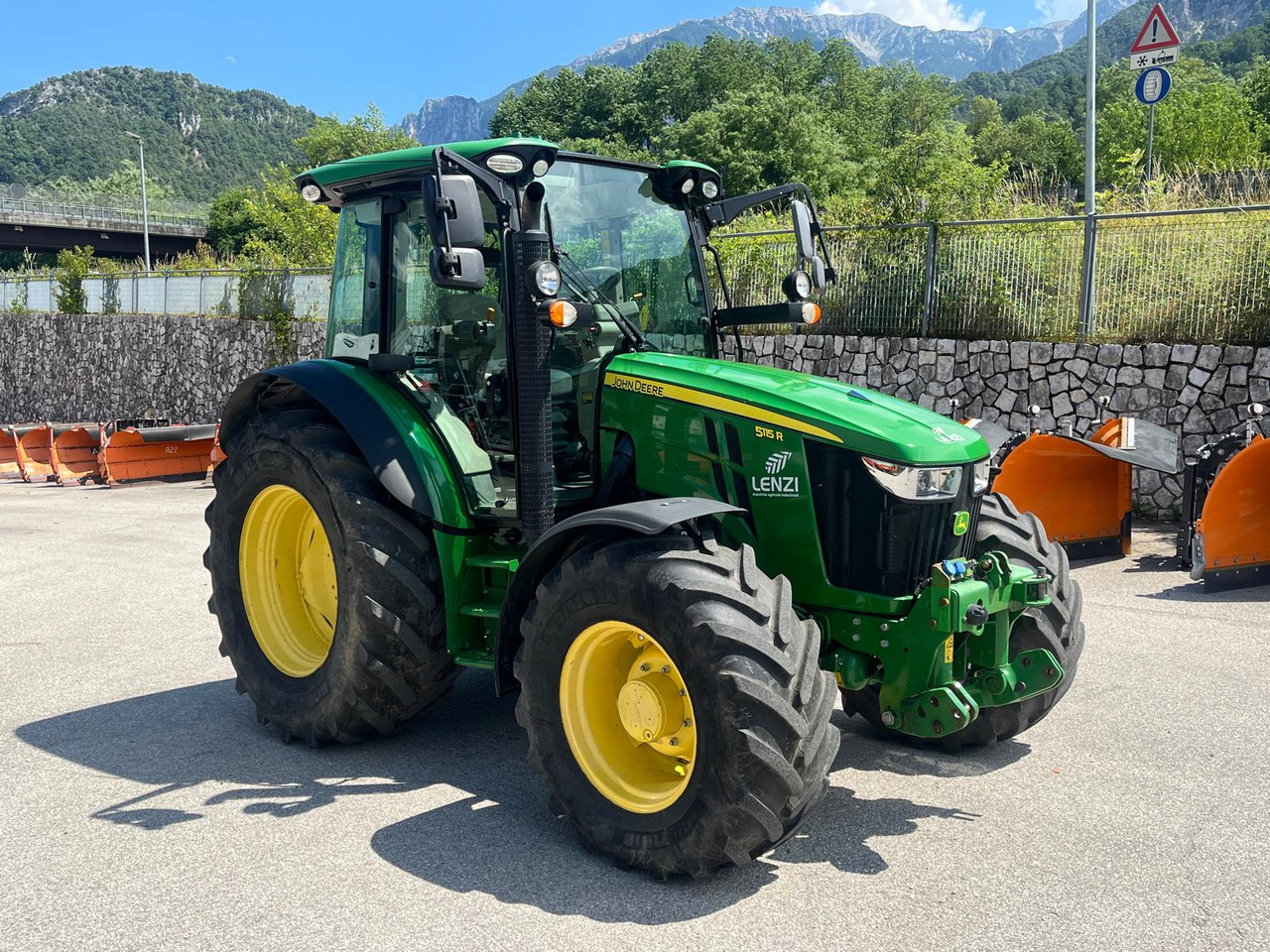 JOHN DEERE 5115R - Трактор: фото 4 JOHN DEERE 5115R - Трактор: фото 4