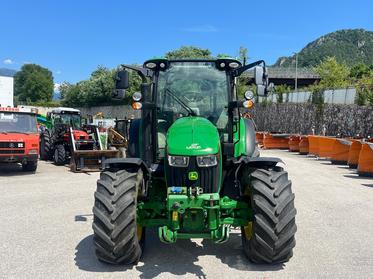 JOHN DEERE 5115R - Трактор: фото 3 JOHN DEERE 5115R - Трактор: фото 3
