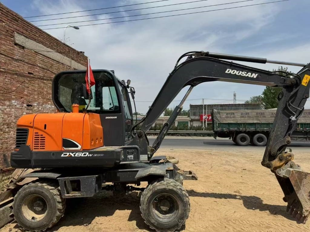 Doosan DX60W - Колёсный экскаватор: фото 3 Doosan DX60W - Колёсный экскаватор: фото 3